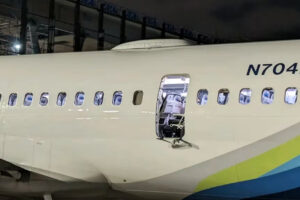 El avión de Alaska Airlines en tierra con el aujero en su fuselaje.