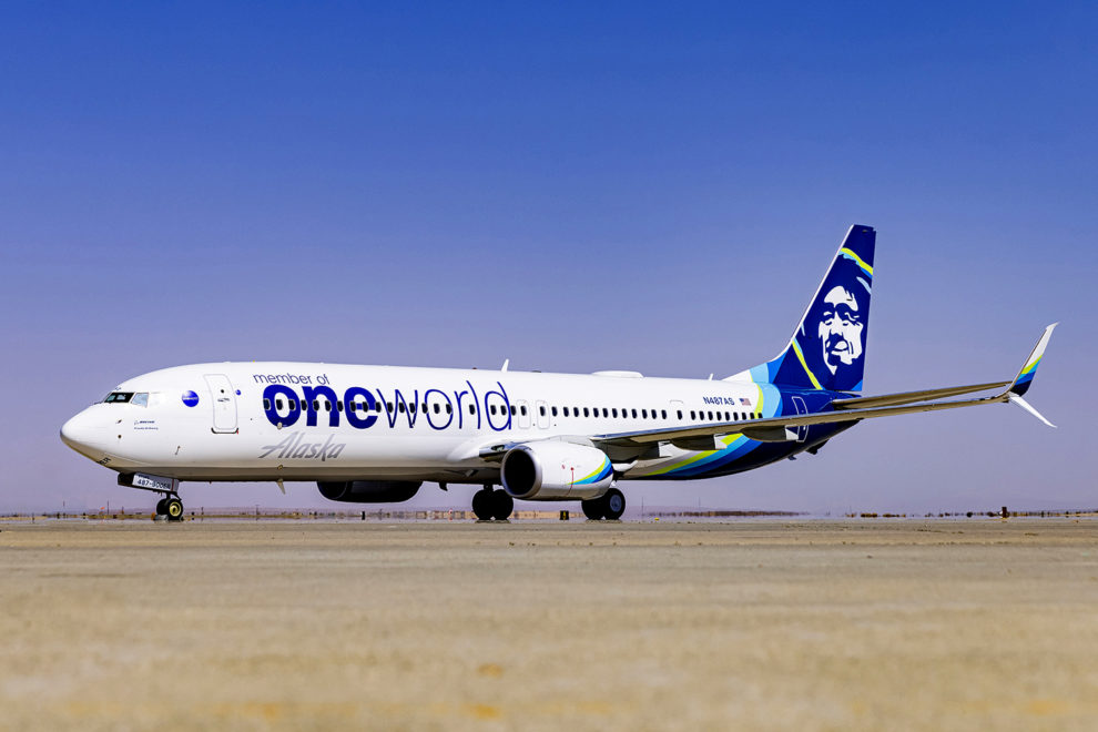 Para celebrar su entrada en Oneworld Alaska ha pintado ya el primero de tres aviones con los emblemas de la misma.