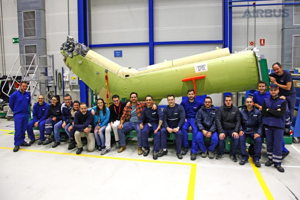 El personal que trabaó en la fabricación del primer fuselaje trasero de H225 junto a este en la factoría de Albacete de Airbus Helicopters