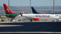 Boeing 737 de Albastar en el aeropuerto de Madrid-Barajas.