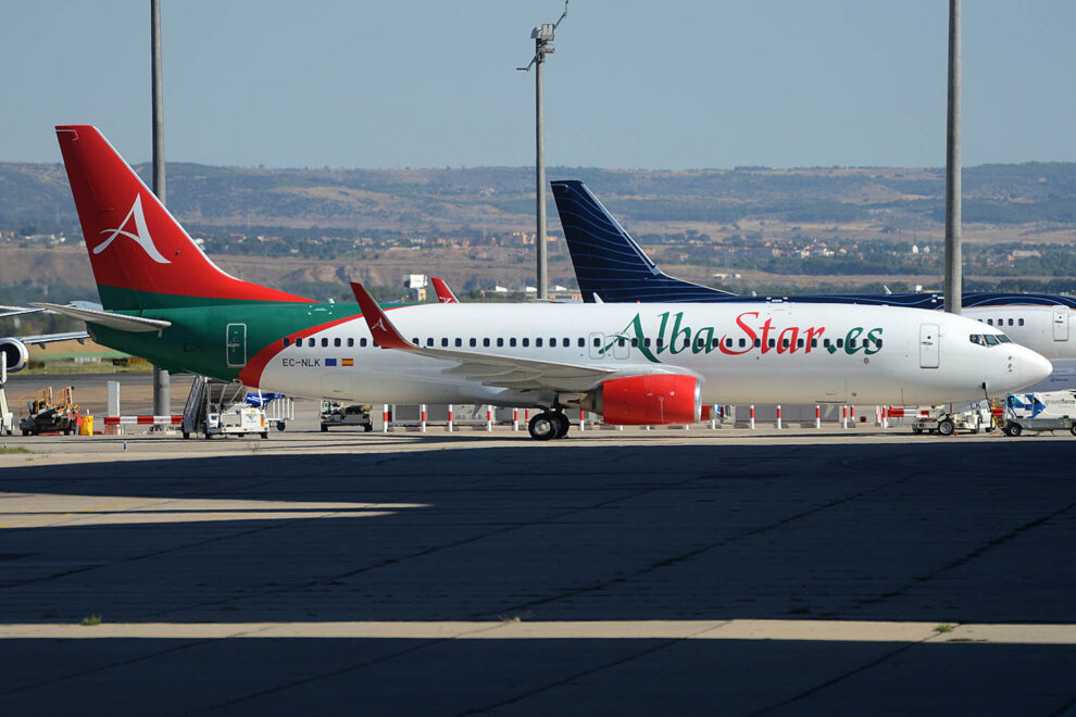 Boeing 737 de Albastar en el aeropuerto de Madrid-Barajas.