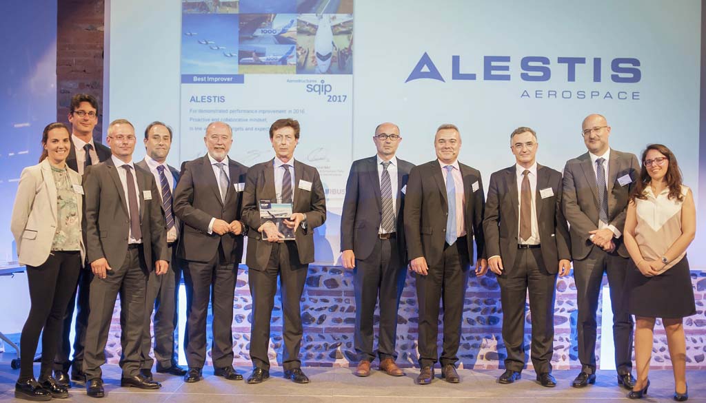 Directivos de Alestis reciben en Toulouse el premio otorgado por Airbus. De izquierda a derecha: C. Puente, J. Ayllón, F. Martin, M. Santaolalla, J.Espinosa, D. García Galán, M. Gómez, T. Gendre, M. Alcázar, M. Monzón e I. Pire.