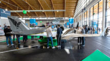 El Alpi Aviation Pionner 800 Twin en el salón Aero Friedrichshafen.