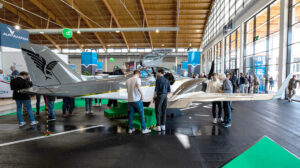 El Alpi Aviation Pionner 800 Twin en el salón Aero Friedrichshafen.