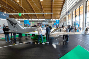 El Alpi Aviation Pionner 800 Twin en el salón Aero Friedrichshafen.