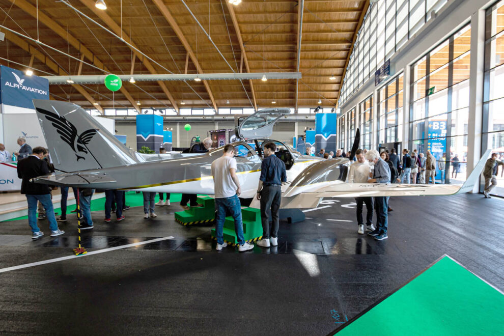 El Alpi Aviation Pionner 800 Twin en el salón Aero Friedrichshafen.