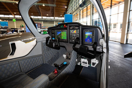 Cockpit del Alpi Aviation Pionner 800 Twin.