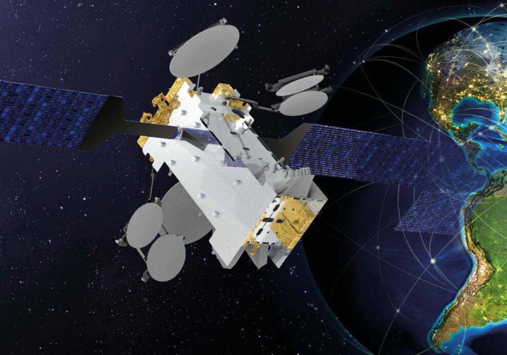 Ilustración que muestra al Amazonas Nexus en órbita con sus antenas y paneles desplegados.