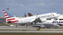 Despegue del aeropuerto de Miami del primer vuelo con pasajeros de pago de un Boeing 737 MAX en Estados Unidos tras levantarse la prohibición de vuelos.