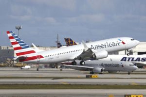 Despegue del aeropuerto de Miami del primer vuelo con pasajeros de pago de un Boeing 737 MAX en Estados Unidos tras levantarse la prohibición de vuelos.