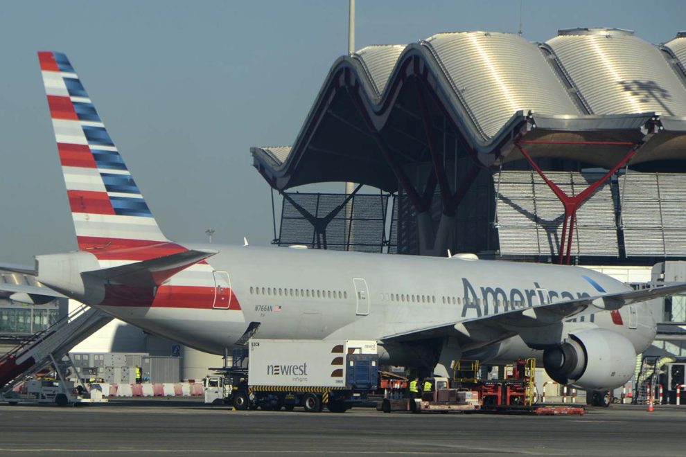 Preparación en Madrid Barajas de un Boeing 777 de American Airlines antes de la pandemia.