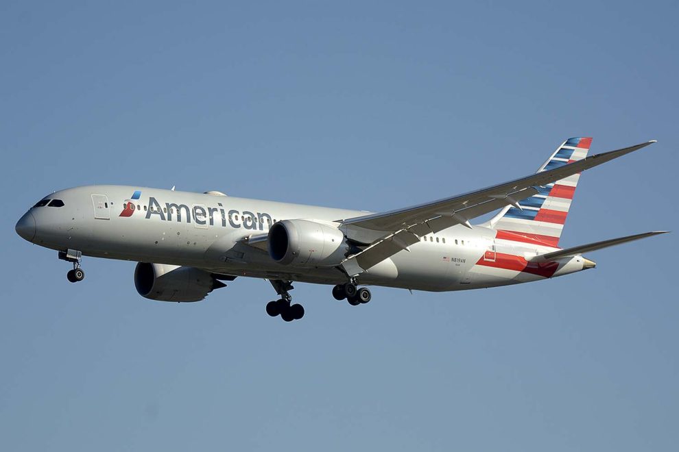 Boeing 787 de American Airlines aterrizando en Madrid procedente de Dallas.