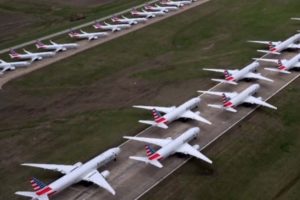 Aviones de American Airlines aparcados por la suspensión de vuelos por el COVID-19.