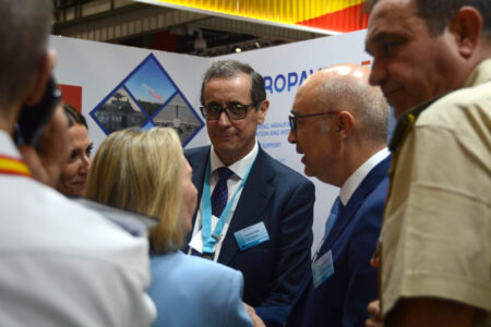 Varios directivos de la industria española (Airbus en este caso mientras los de Indra y otros esperaban turno) aprovecharon para "reuniones informales" con la secretaria de Estado de Defensa.