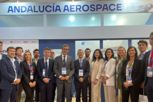 El consejero Paradela junto a representantes de las empresas andaluzas presentes en Farnborough 2024.