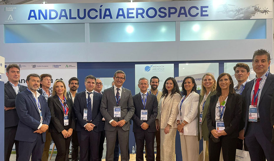 El consejero Paradela junto a representantes de las empresas andaluzas presentes en Farnborough 2024.