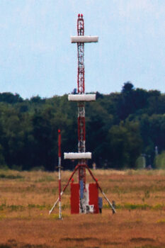 La antena de un ILS que marca la senda de aproximación está en un lado de la pista.