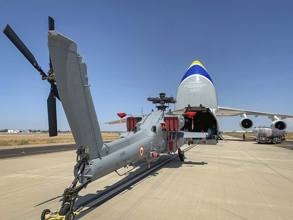 Preparación para carga en el An-124 de uno de los AH-64E para india.