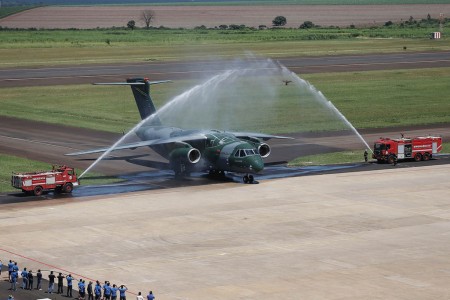 La división de Defensa y Seguridad de Embraer, de la que depende el programa KC-390, no cumplirá sus previsiones de negocio en 2015 obligando a la compañía a reducir sus espectativas globales
