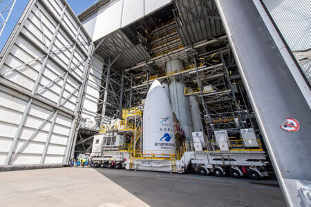 La cofia con el satélite CSO-3 lista para ser colocada en el segundo Ariane 6.