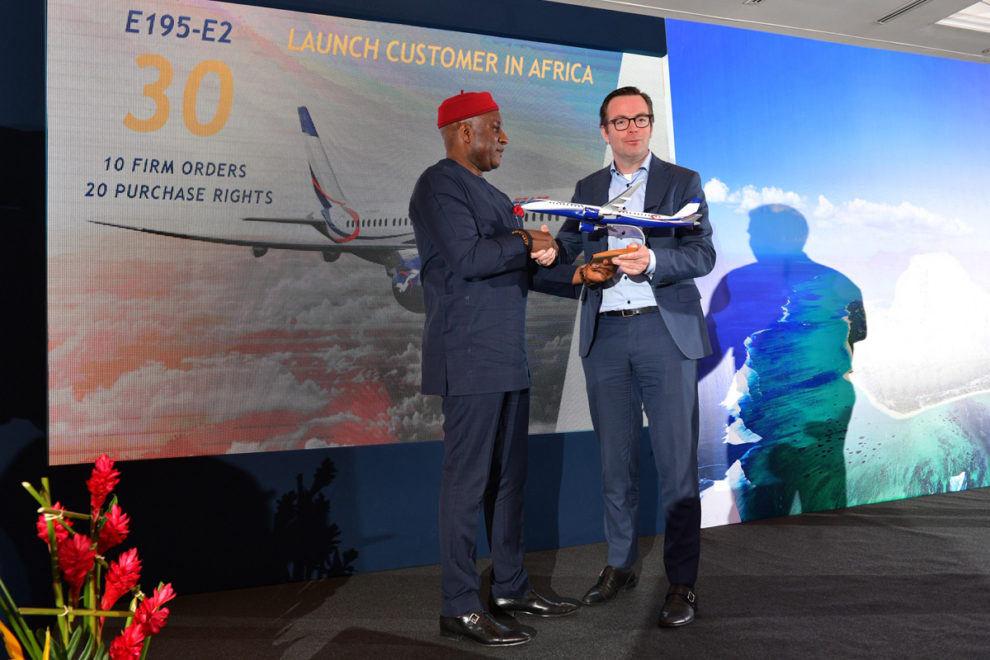 Arjan Meijer (derecha), con Allen Onyema, presidente de Air Peace, en la firma de la compra de 10 Embraer E195-E2.