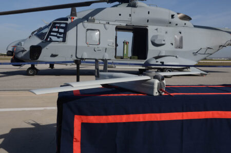 La Armada y Arquimea trabajan también en el uso de municiones merodeadoras lanzadas desde los NH90.