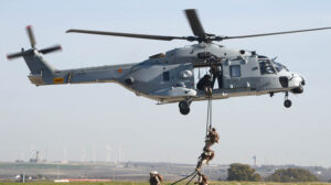 Ejercicio de descenso por fast rope desde el NH90 de la Armada.