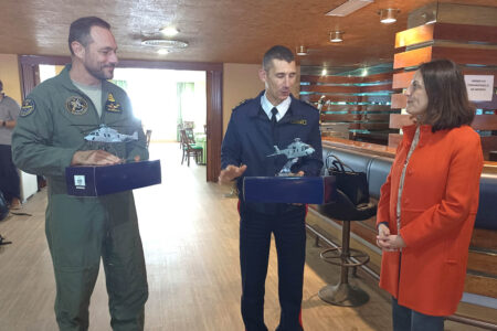 El capitán de fragata Javier Moreno, jefe de la 14 Escuadrilla, junto al el coronel Antonio Núñez, el comandante de la flotilla de aeronaves, y   Belén García Molano, vice presidenta de ingeniería de Airbus Helicopters en España.