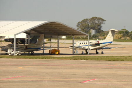 El Citation VII de la Armada en Rota, retirado de servicio y sobre gatos. A su izquierda uno de los Citation II.