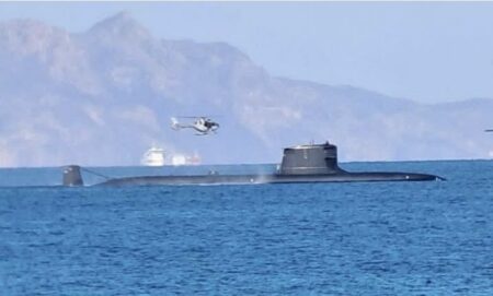 Un H135 volando junto al nuevo submarino de la Armada Isaac Peral.