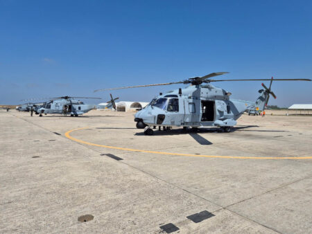 Los dos NH90 en la plataforma de Rota.