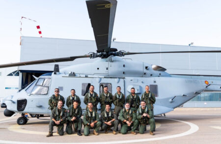 Personal de la 14 Escuadrilla junto a uno de los dos NH90.