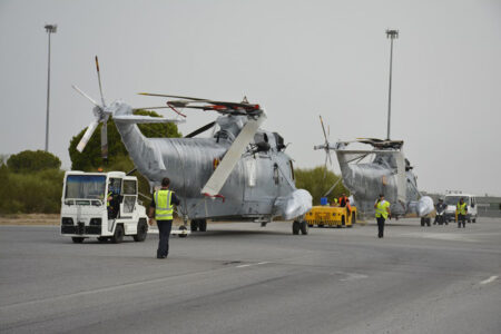 Traslado de los helicópteros hacia el buque peruano.