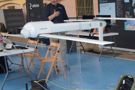 Munición merodeadora de Arquimea, o dron suicida, como se prefiera.