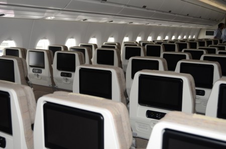 En clase turista premium y turista los pasajeros cuentan con pantallas de 11 pulgadas y dos enchufes eléctricos por cada tres asientos.
