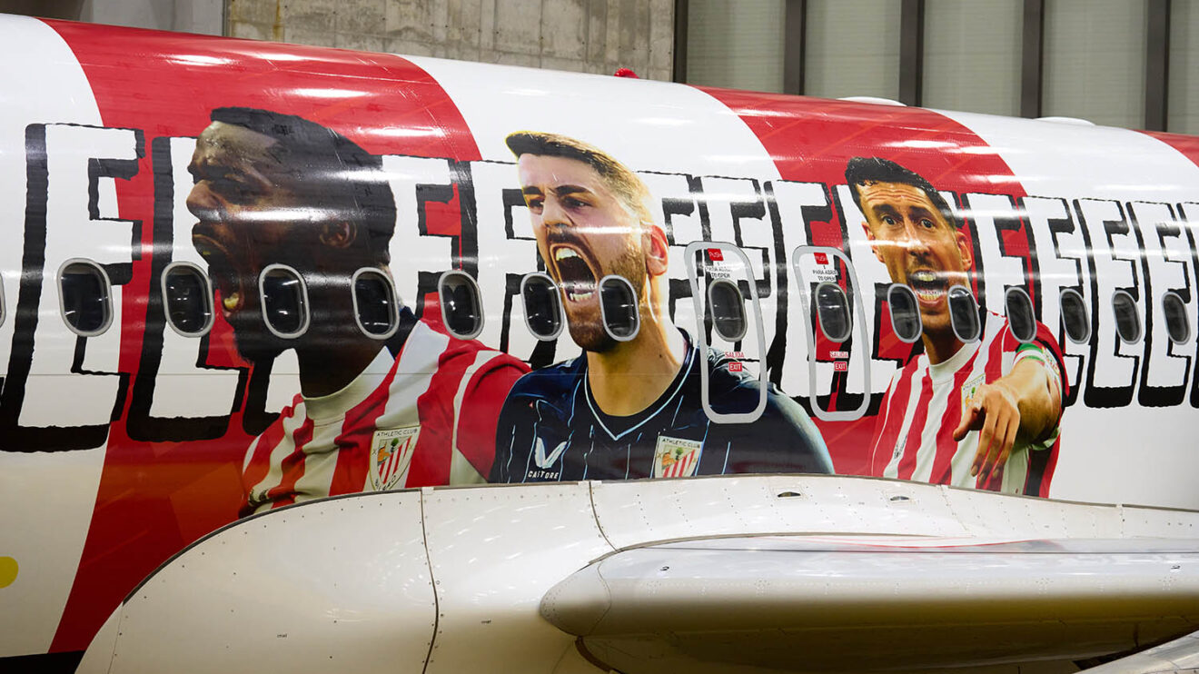 Vueling ha decorado el A320 EC-LUO en la misma línea que usó para el avión dedicado al equipo de fútbol femenino del Barcelona.