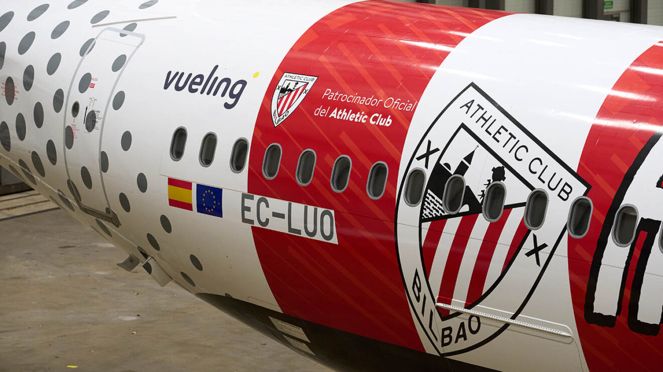 Detalle del escudo del Athletic de Bilbao en la parte trasera del fuselaje.