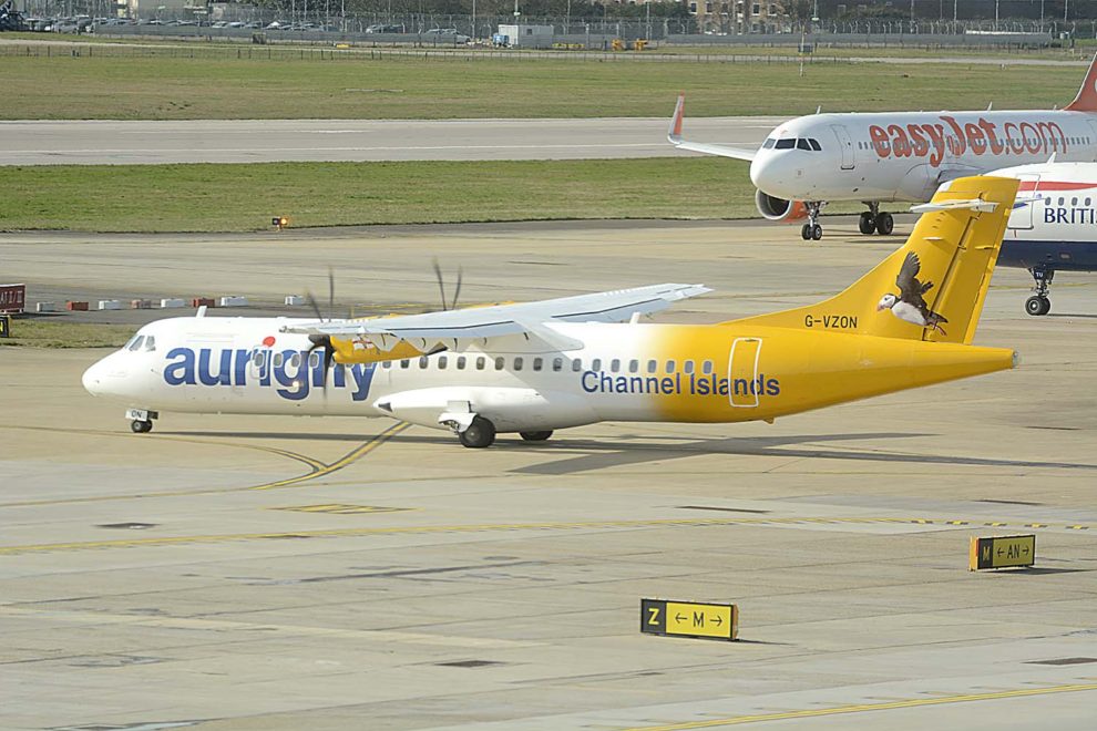 Uno de los tres ATR 72-500 de Aurigny en el aeropuerto de Gatwick. Además cuenta con un ATR 42 y un Embraer 195.
