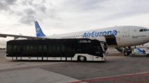 El autobus eléctrico de Groundforce en el aeropuerto de Barcelona El Prat junto a uno de los Airbus A330 de Air Europa.