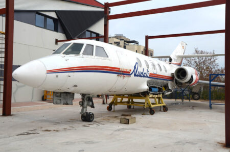 El Falcon 20 de Aviation group durante la cnstrucción de los nuevos hangares para formacion en Fuenlabrada.