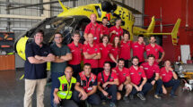 El Airbus Helicopters H145 que Avincis a incorporado a sus operaciones en Cataluña con el personal de tierra y vuelo encargado de su operación.