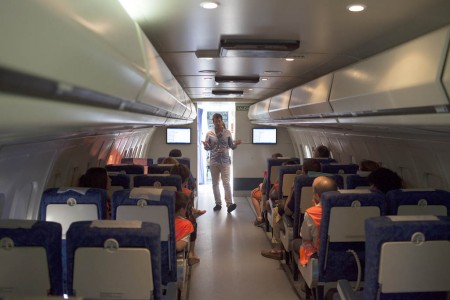 Interior del avión de Expoambiente, un DC-9 que perteneció a Iberia, en el aeropuerto Adolfo Suarez Madrid Barajas.