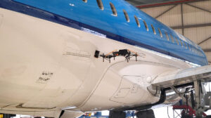 Un UAV Iris CMX revisando la pintura de una aeronave.