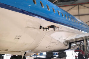 Un UAV Iris CMX revisando la pintura de una aeronave.