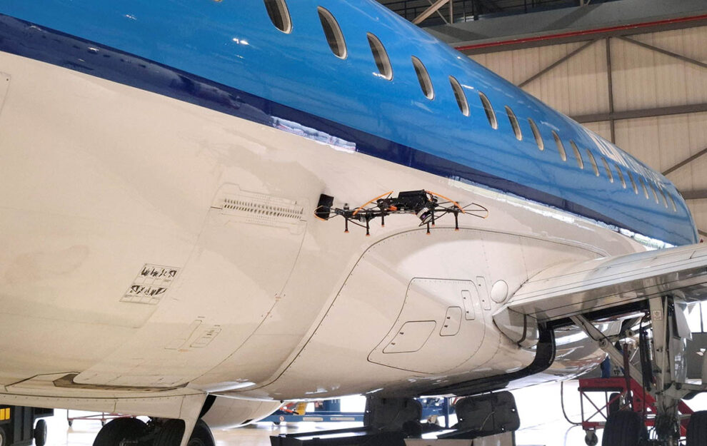 Un UAV Iris CMX revisando la pintura de una aeronave.