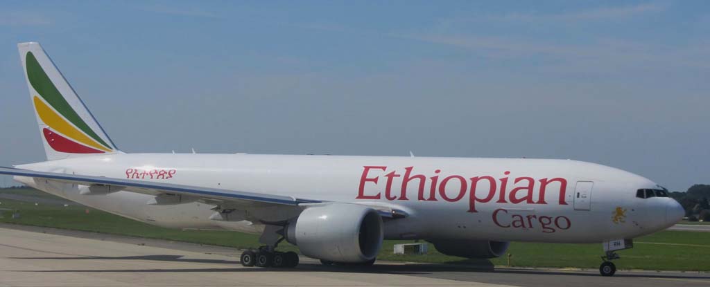 Boeing 777-200LFR carguero de Ethiopian que tiene ahora parada en Zaragoza.