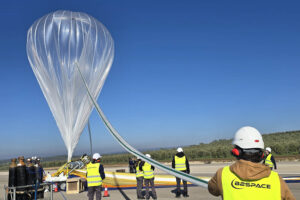 Lanzamiento de un globo estratosférico de B2Space desde el centro de ensayos Atlas en Jaén.