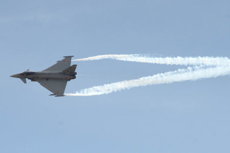 Primera demostración en vuelo de un Eurofighter español con generadores de humo.
