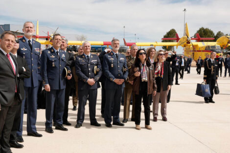 Flipe VI acompañado por la ministra de Defensa y el JEMA observa las evoluciones del Eurofighter.