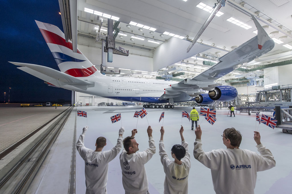 Salida del hanagr de pintura del primer Airbus A380 de British Airways